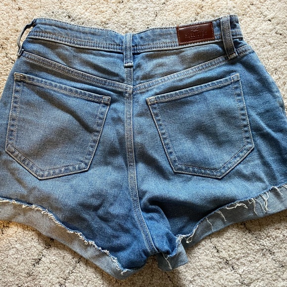 Hollister Ultra High-Rise Mom Jeans Short 3’ - size 5 / 27 US - Picture 4 of 7